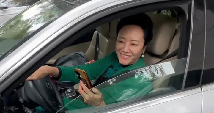 王麗雲外出開20年前尼桑，車身滿劃痕很破舊，女兒車曉開200萬S8