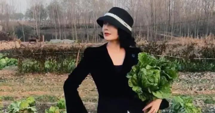 程莉莎陪郭曉東回老家，穿高跟鞋挖白菜怕崴腳，老屋破敗院子簡陋