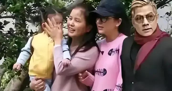 59歲郭富城與小4歲岳母合影，岳母已是奶奶了，他仍然帥氣如小夥