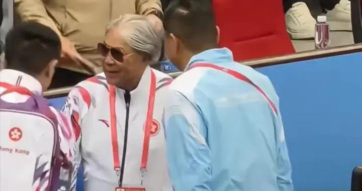 霍震霆看全運會網球賽，被攙扶着上臺階，79歲還堅持每天打網球