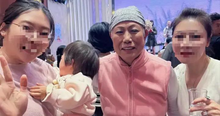 佘詩曼擺十幾桌給母親慶生，73歲佘媽媽曾患癌，常年戴假髮裹頭巾