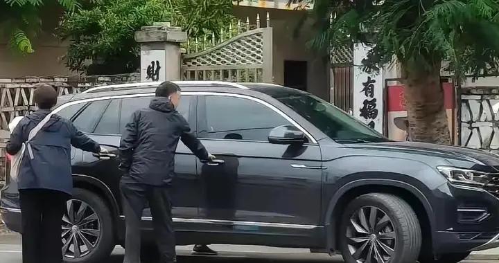 何威儀送全紅嬋回老家，家門口早就圍滿了人，嬋寶熱情打招呼