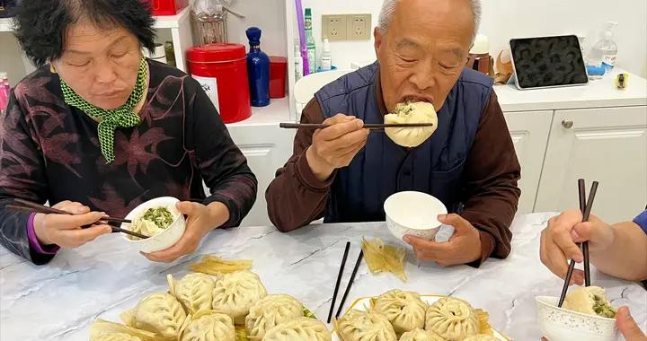 山東一家四口的蒸包子火了，一人一個真過癮，網友：你家喫飯真香