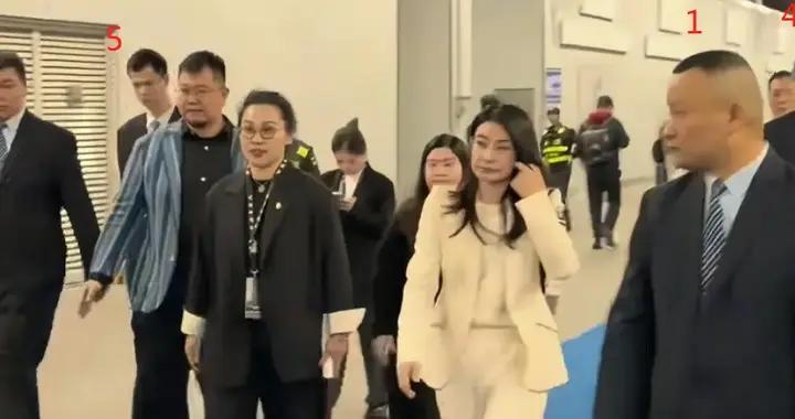 郭晶晶也沒想到，出席車展被6個保安護送，駝背縮脖全程不自在