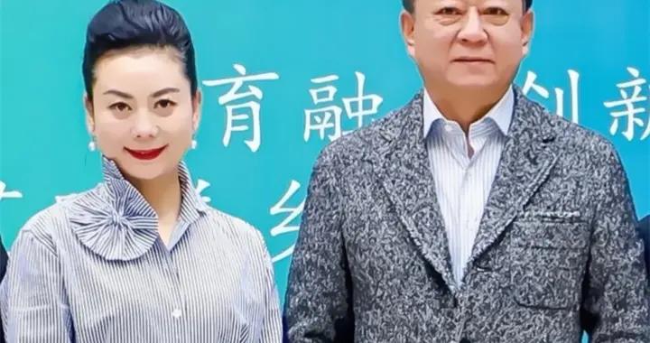 61歲朱軍罕見亮相，雙鬢斑白眼袋寬，嬌妻譚梅條紋衫配花骨朵好颯