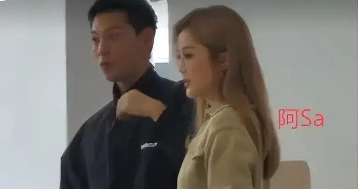 43歲阿Sa真愛了！花46萬買“平民車”代步，維護小10歲男友體面