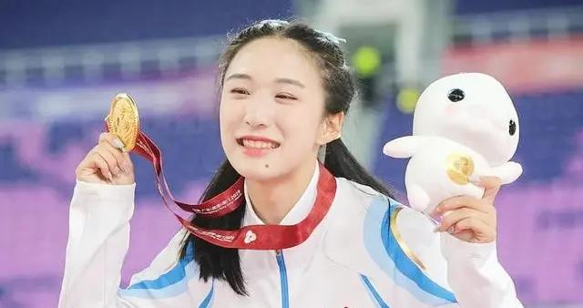 16歲小孩姐陳妤頡愛喫零食愛笑，五年辛勞無人問，一舉成名天下知