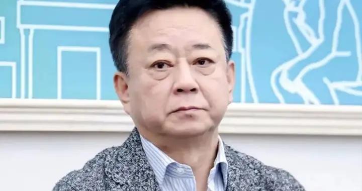 61歲朱軍罕見露面，大肚腩明顯老太多，舞蹈家老婆身材走樣面相兇