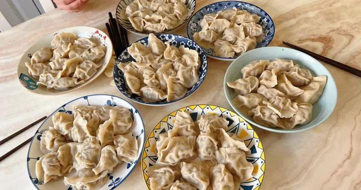青島一家五口的餃子午餐，朋友圈火了，網友：接地氣，看着想家了