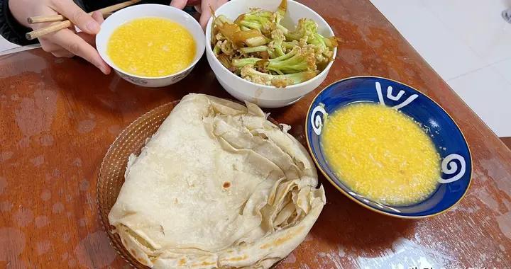 青島老兩口的早餐，在朋友圈火了，網友：太不講究了，實在沒眼看