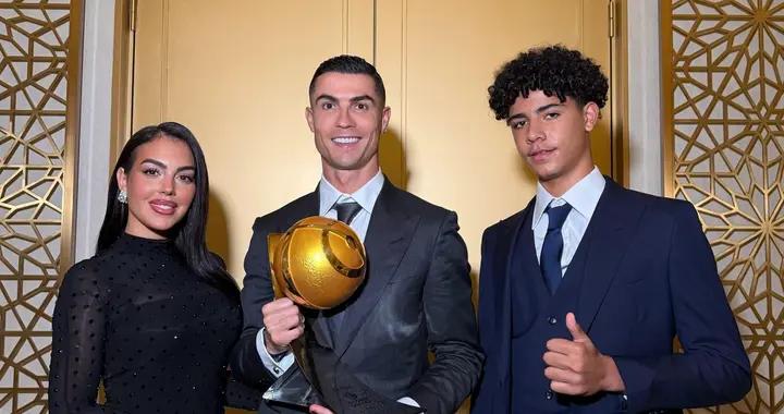 出席環球足球獎頒獎典禮，喬治娜曬與C羅、迷你羅合照