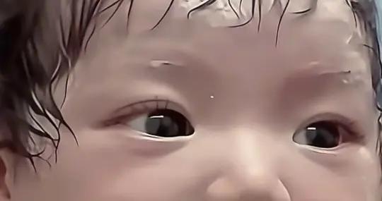 “最美新生兒”火了，似乎在孃胎整容化妝一般，全網都想沾喜氣