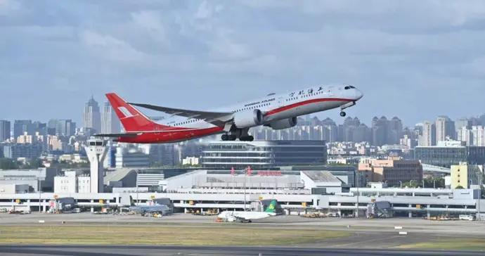 滬語登機廣播、“本幫特色”餐食……上海這張“空中名片”迎來四十週年慶