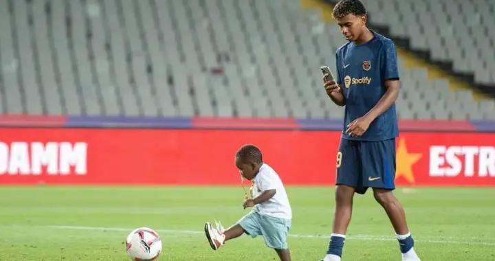 亞馬爾的弟弟喫漢堡，漢堡店留言：要是不夠我們再寄100個