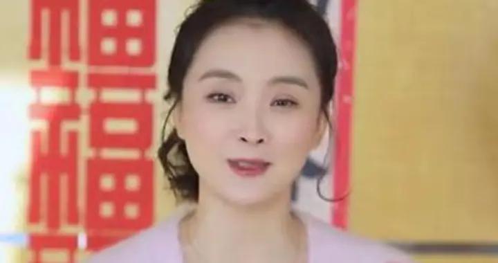 51歲王豔跪地佈置別墅，眯眼歪嘴很彆扭，19歲球球身高超180很帥