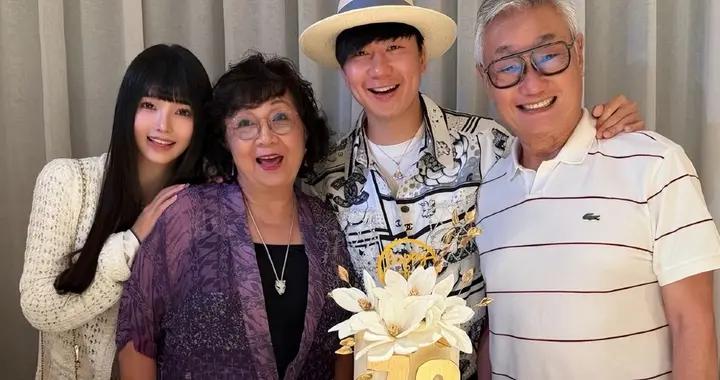 突發！44歲林俊杰官宣戀情，曬女友和父母合影，女友是小20歲網紅