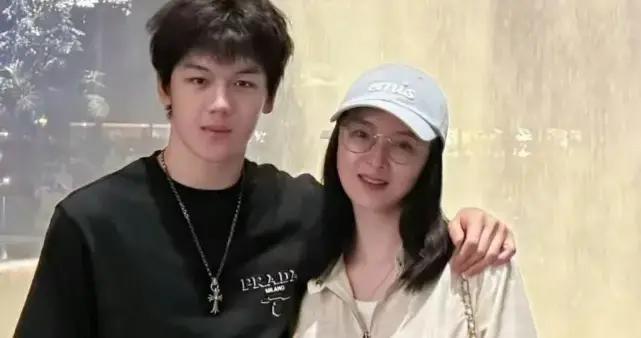 王豔曬19歲兒子近照！高大帥氣，誰還記得他當年是變形計小霸王