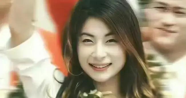 看到郭晶晶早年訪港的照片，才知道霍啓剛爲何一見鍾情，太美了