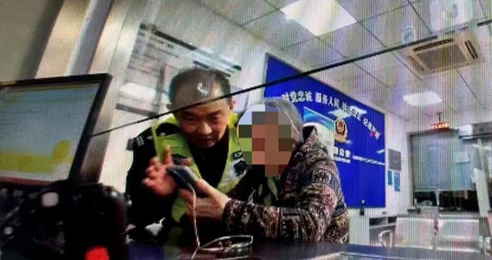 獨居老人深陷“股票投資”陷阱？普陀警方緊急止付，追回30萬元被騙款