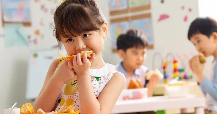 父母是“禁止還是隨便喫糖”，不用20年，2類孩子差距凸顯