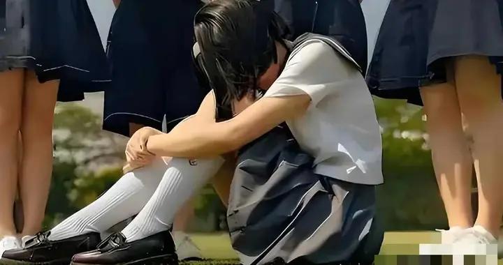 初中女兒被同學霸凌，爸爸一招把霸凌者送進去，律師：做得好