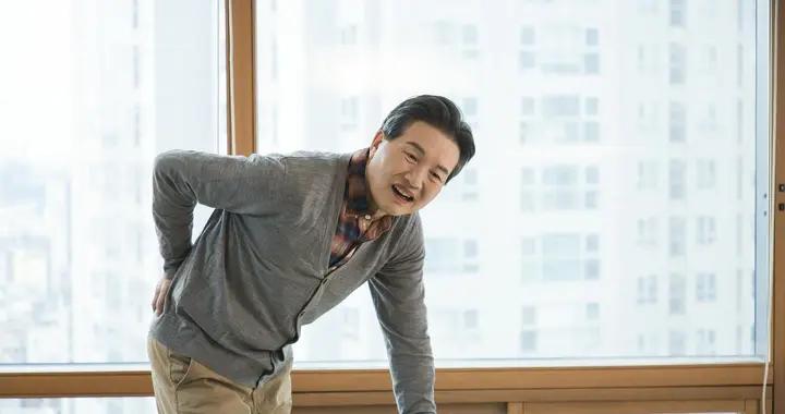 骨質疏鬆不能喫鹽？專家提醒：身體有4個症狀，骨質疏鬆已經到來