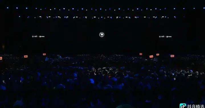 羅永浩科技春晚遲到50分鐘後現身，現場宣佈門票全退，200多萬網友在線圍觀