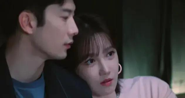 因身材發育過猛，無奈退出國家游泳隊，卻被三流導演看中捧成頂流