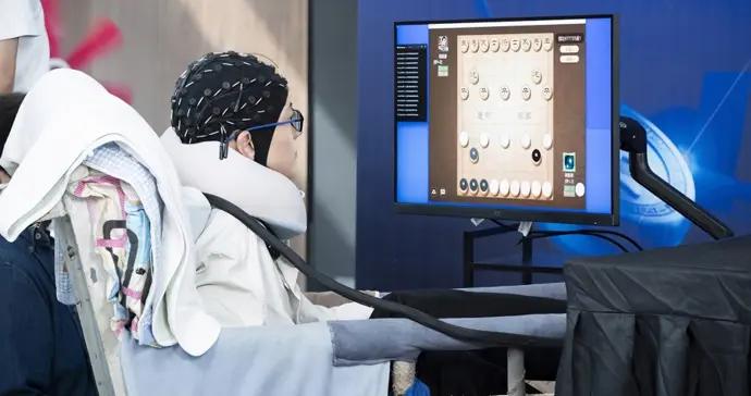 上海非侵入式腦機接口首秀國家級體育賽事：腦癱棋手“意念落子”與大師對弈