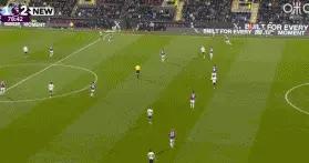 抽象，紐卡前場打出精彩配合，墨菲面對半空門射門卻直飛看臺