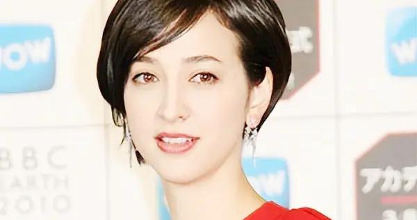 日本神顏混血女主播：42歲奉子成婚嫁首相之子，緋聞纏身穿搭優雅