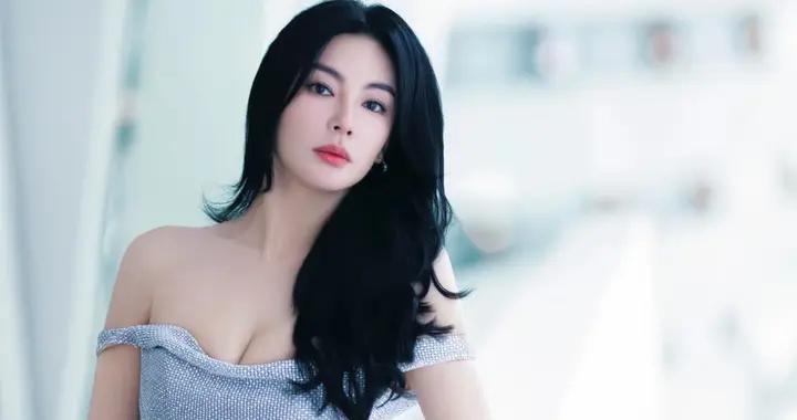 張雨綺曬泳衣照跨年，細腰豐臀大長腿好“饞人”，是氣血充足的美