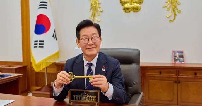 李在明曬特朗普贈“白宮鑰匙”，此前他曾贈特朗普抗倭名將李舜臣的龜船模型