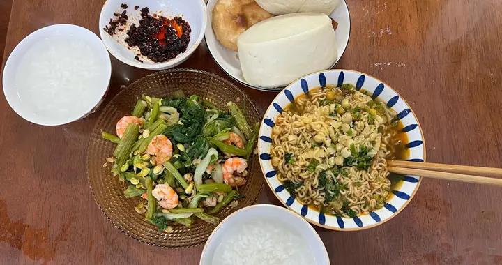 老兩口的午餐曬朋友圈火了，網友：健康又省錢，這纔是人間煙火氣