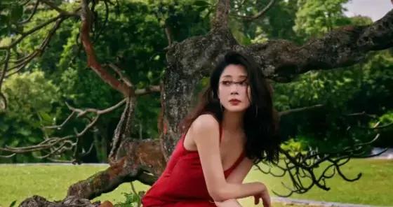 45歲殷桃身段玲瓏風情入骨，越熟越撩人，網友熱評不愧是夢中情桃