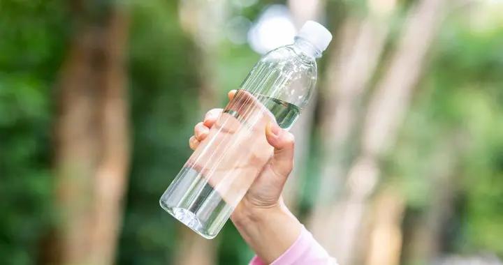 晨起空腹一杯溫水，堅持一週有驚喜：腸胃舒服了，排便也規律了