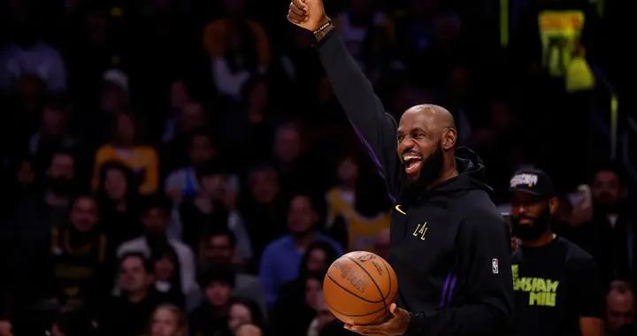 生日夜手感不佳，詹姆斯17投6中拿到17分4板4助，正負值-16