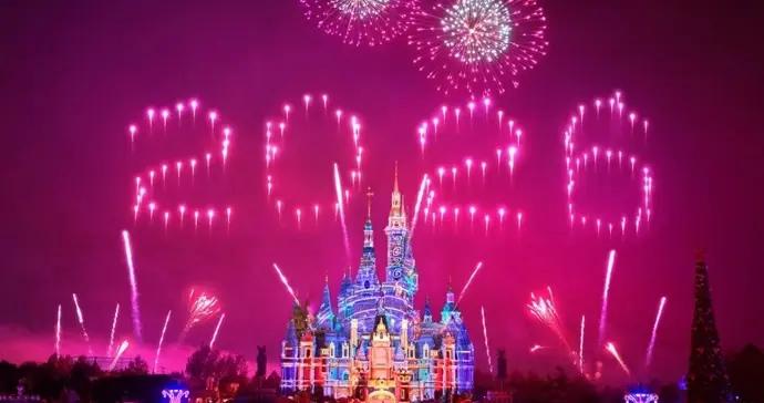 上海迪士尼呈現跨年夜版煙花秀，爲即將到來的十週年揭開序幕