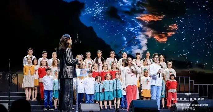 上海文化廣場響起熟悉的旋律！意大利安東尼亞諾小合唱團用中文獻唱《流星雨》