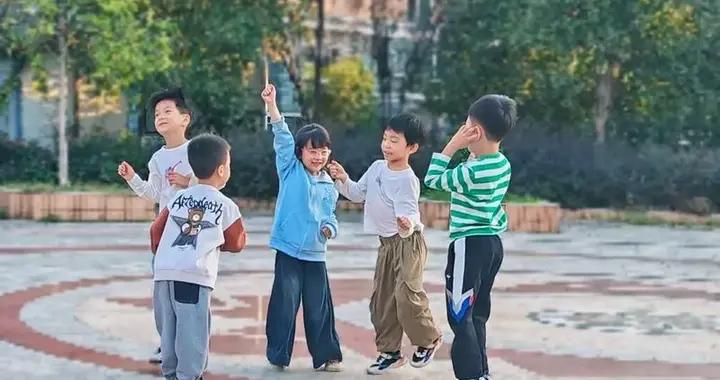 雙胞胎兄弟放學後一個先寫作業一個先出去玩，一個學期後差距凸顯