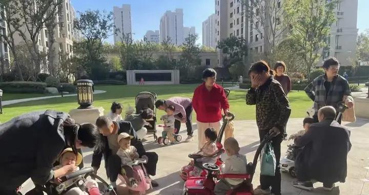 奶奶“瞎勤快”導致10個月孩子發育遲緩，醫生的話讓媽媽痛哭