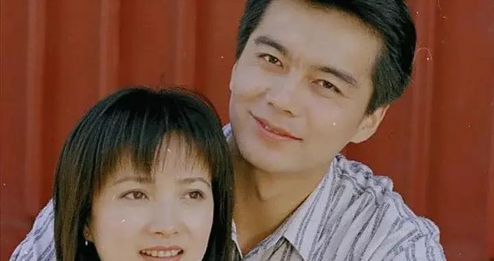 不發聲悼念，不參加葬禮，許亞軍親手撕碎了何晴爲他保留的體面！