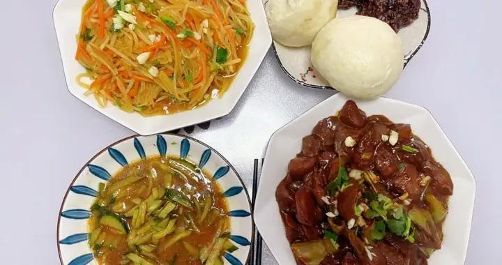 曬曬一家三口的晚餐，兩個熱菜+一個涼菜，簡簡單單又是一餐！