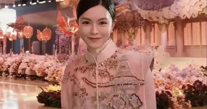 文詠珊產後首露面，參加霸王茶姬創始人婚禮，穿中式粉裙腰細臉嫩