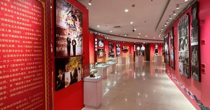 開創春晚“茶座”模式等，這三位老藝術家的人生如何折射時代記憶？