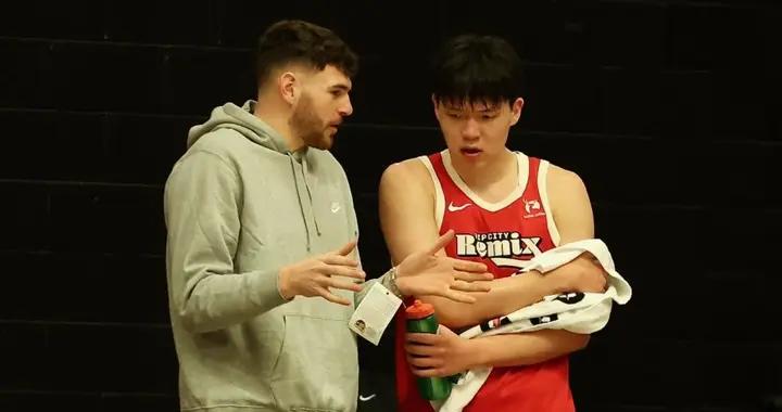 楊瀚森18+10+4背後暖心一幕！克林根認真指導 球迷期待激發潛力