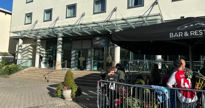 在北倫敦的酒店門口，我跟蹤了一週那個花臂的“簽名販子”