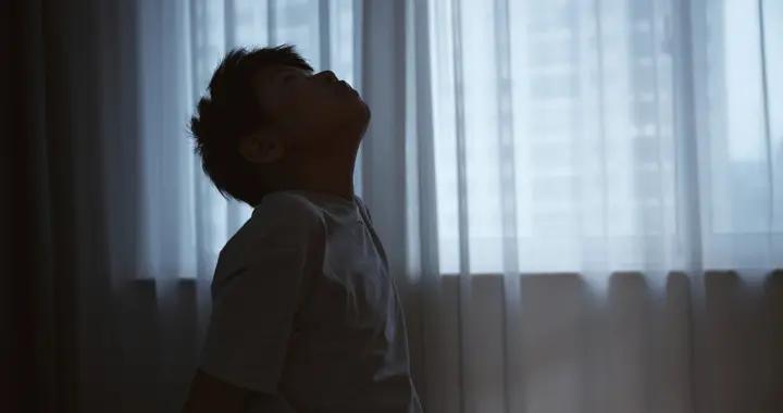 不想養出窩囊又自卑的孩子，家長要管住自己，少做3件事