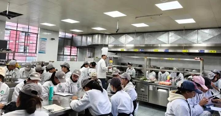 學做雲南美食 這些學生們眼睛發亮