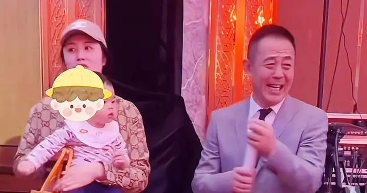 老來得子太幸福!58歲侯勇攜妻帶娃亮相澳門，妻子寬鬆大牌風時尚